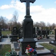 На фото мемориальный крест на городском кладбище Берковцы в Киеве. Элитный крест из чёрного гранита на могиле достойного человека.