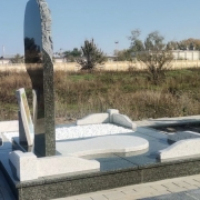 Высота памятника с портретом в стекле - 185 см. Доступная цена памятника с портретом в стекле.