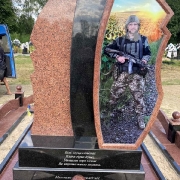 Обратная сторона памятника военному с портретом в стекле.