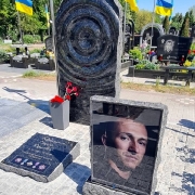 Фото мужского памятника с портретом в стекле. Высота валуна 60 см.