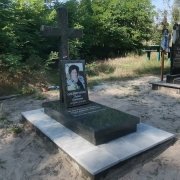 Памятник с портретом в стекле. Высота портрета в стекле - 60 см.