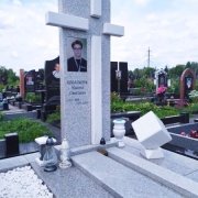 Памятник из белого гранита с портретом в стекле. Высота - 2 м.