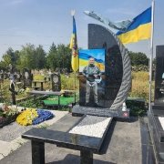 Памятник лётчику с портретом в стекле. Фото на кладбище.