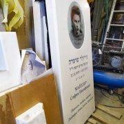 Высота памятника с портретом в стекле - 140 см. Изготовление памятников с портретами в стекле в Киеве.