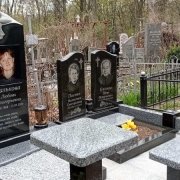 Высота памятника с портретом женщины - 150 см.