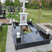 Цена памятника с портретом - доступна. Высота памятника с портретом - 2 м.