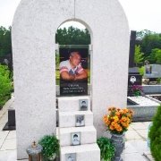 Заказать памятник мужчине с портретом в стекле, можно в офисе ЧП Прядко в Киеве.