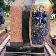 Обратная сторона памятника военному с портретом в стекле.