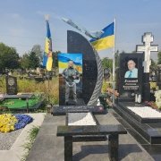 Вариант памятника из гранита лётчику с портретом в стекле.