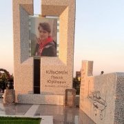 Фото мужского памятника с портретом в стекле.