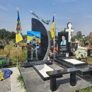 Высота памятника лётчику с портретом в стекле - 2 м.