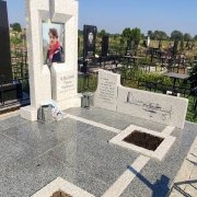 Мужской памятник на могилу с портретом в стекле.