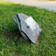 Памятник с портретом в стекле одному человеку. Фото на кладбище.