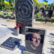 Фото мужского памятника с портретом в стекле. Высота валуна 60 см.