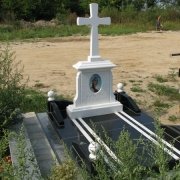 На фото памятник из белого мрамора и индийского гранита Absolute Black. Цена памятника из индийского гранита - доступная.