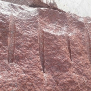 Купить блок гранита  RUBY RED - можно со склада памятников в Киеве. Блоки гранита RUBY RED разных размеров - постоянно в наличии сегодня.