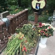 Детали памятника из индийского гранита RUBY RED. Гарантия на памятник из красного индийского гранита - 10 лет. Цена памятника из красного гранита - доступна.