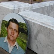 На фото могильное ограждение из мраморного бруса. Изготовление цоколей из белого мрамора в Киеве. Продажа бруса для мраморного цоколя в магазине ритуальной скульптуры в Киеве, в рабочие дни.