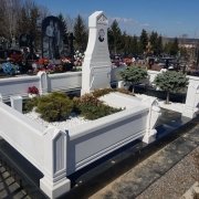 Мраморный цоколь из бруса. Размер цоколя из мрамора - 3 х 5 м.