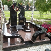 На фото элитный цоколь из гранита. Цоколь из гранитного бруса на кладбище. Цена цоколя из гранита сегодня, согласно проекта памятника.