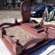 Цоколь из красного гранита. Размеры цоколя на могилу - 220 х 220 см.