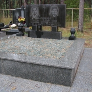 Цоколь из серого гранита, фото после установки на кладбище в Киеве. Транспортировка гранитных цоколей по Украине с установкой на кладбище.