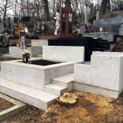 Цоколь из белого гранита по индивидуальному заказу.  Оформление памятника с цоколем в европейском стиле.