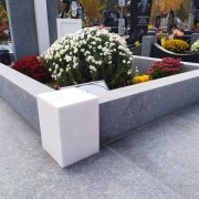 Цоколь из гранита на могиле. Размер цоколя на могиле: 220 х 150 см.
