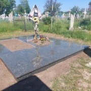 Фото цоколя из гранита на могиле.