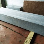 Цена цоколя из гранита - доступна. Размеры цоколя из гранита: 220 х 220 х Н25 х 12 см.