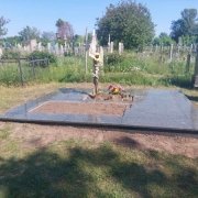 Установить цоколь из гранита на могилу.