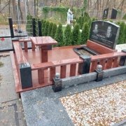 Гранитный цоколь на кладбище. Высота бруса 60 см.
