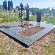 Размеры цоколя из гранита - согласно проекта.