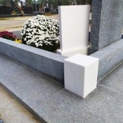 Фото гранитного цоколя на могиле. Размеры цоколя из гранита: 220 х 150 см.