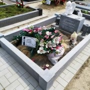 Цоколь из гранита. Размер цоколя из белого гранита - 1,5 х 2,2 м.