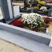 Фото цоколя из гранита на могиле. Установка цоколя из гранита на могилу.