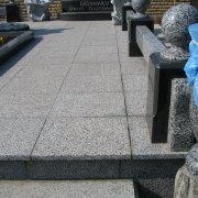 Комбинированный цоколь из гранита, фото на кладбище. Навесной гранитный цоколь для семейного захоронения после монтажа на могилу. Изготовление ритуальных цоколей по индивидуальному заказу в цеху Александра Прядко в Киеве.