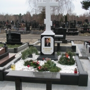 Купить мраморную крошку для кладбища, можно со склада ЧП Прядко в Киеве. Цвет крошки белый, не крашеная.