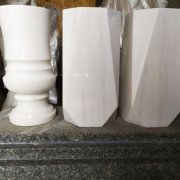 Вазы из белого мрамора; высота 30 см.