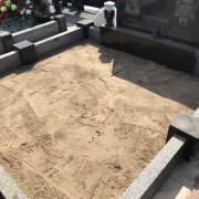 Благоустройство могилы. Засыпка песка в гранитный цоколь, его трамбовка и планирование.
