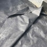 Благоустройство могилы. Перед засыпкой крошки в гранитный цоколь - укладываем геотекстиль в два слоя.