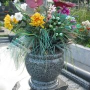 Вазы из гранита, ритуальные шары
