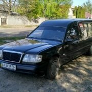 На фото катафалк для транспортировки тела умершего по Киеву и Украине. Круглосуточная доставка тела ритуальным транспортом. Доступные цены на ритуальный транспорт.