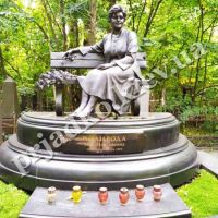 Высота памятника из бронзы - 1,3 м. Фото на могиле в Киеве.