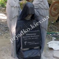 Ангел из гранита. Фото на производстве в Киеве.