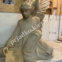 Скульптура ангела из глины: высота 135 см.