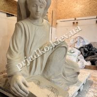 Размеры скульптуры ангела из глины: 135х140х80 см.