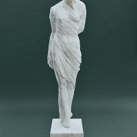 Модель скульптуры девушки. Высота модели скульптуры - 50 см.