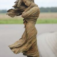 Модель скульптуры девушки. Высота модели скульптуры - 150 см.