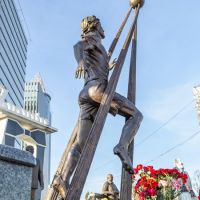 Фотография мужской скульптуры. Высота статуи мужчине - 3,5 м.
